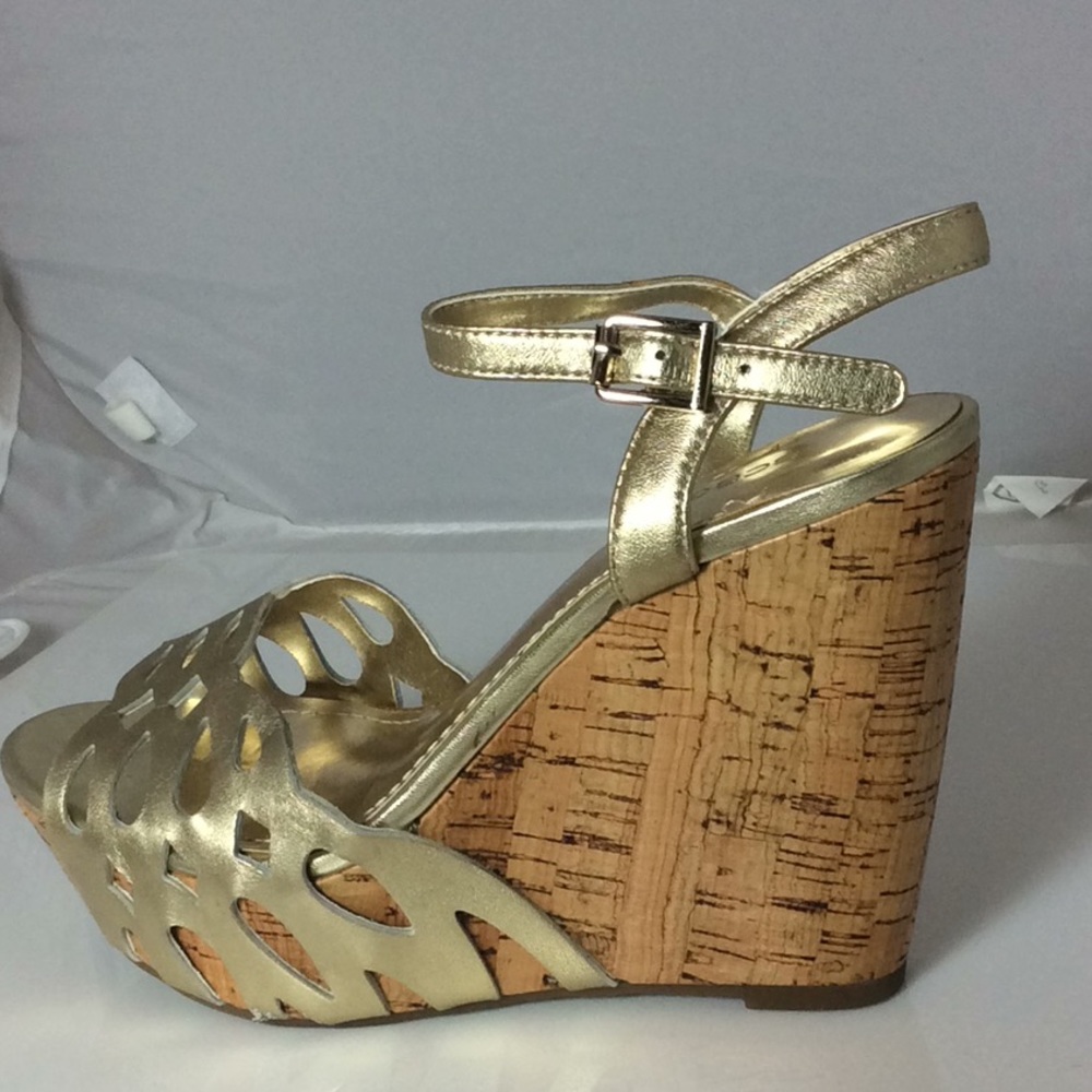 We are selling (5.5) BCBGENERATION shoes - Picture 2 of 4
